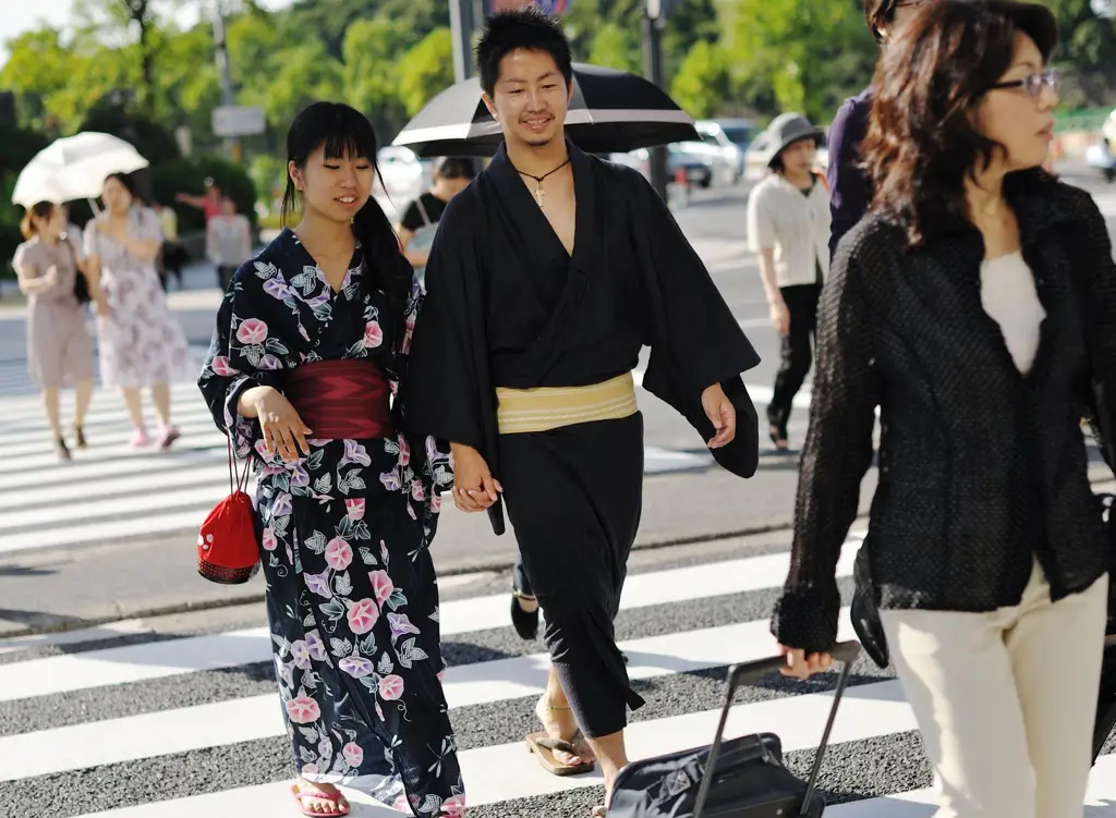 Pasangan berciuman di Jepang