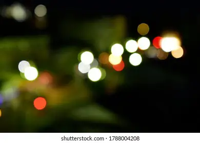 Foto lampu kota di malam hari dengan efek bokeh yang indah