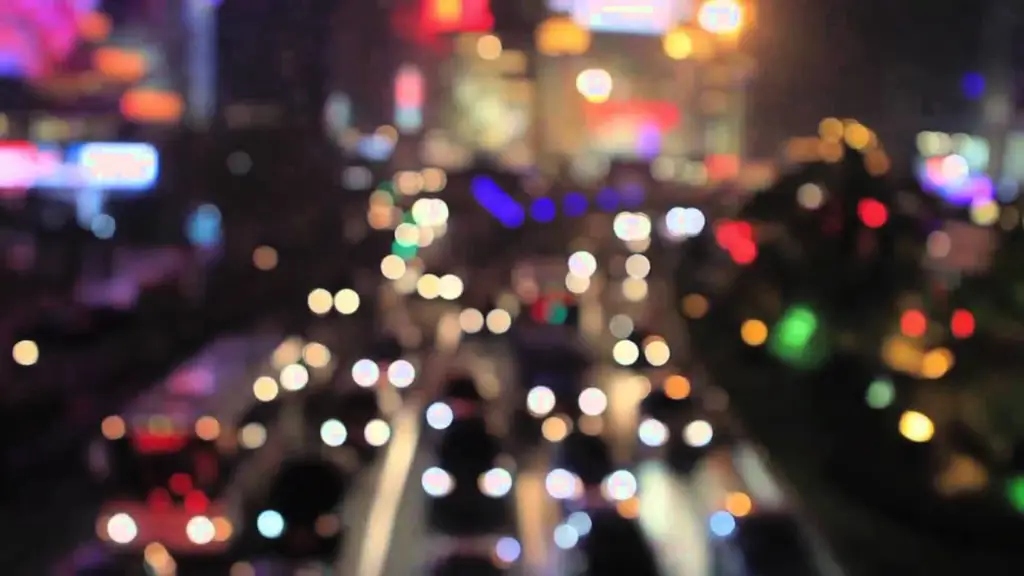 Foto malam hari dengan efek bokeh yang menciptakan suasana magis