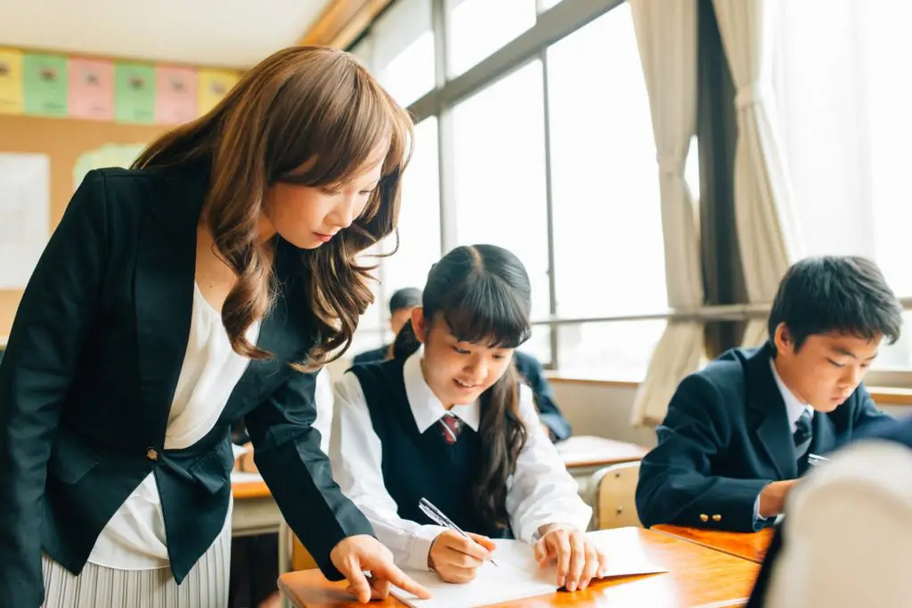 Interaksi guru dan murid di Jepang yang sehat