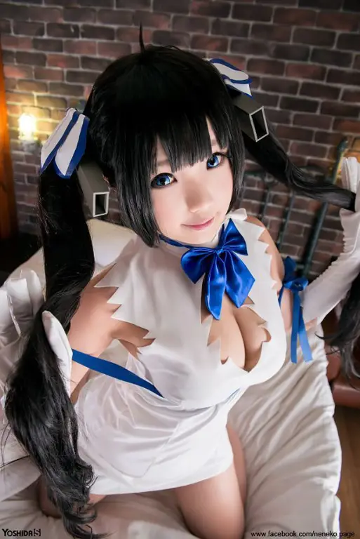 Foto seorang wanita yang melakukan cosplay anime