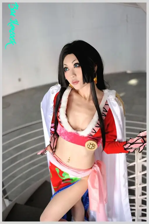 Cosplay Boa Hancock yang aman dan kreatif