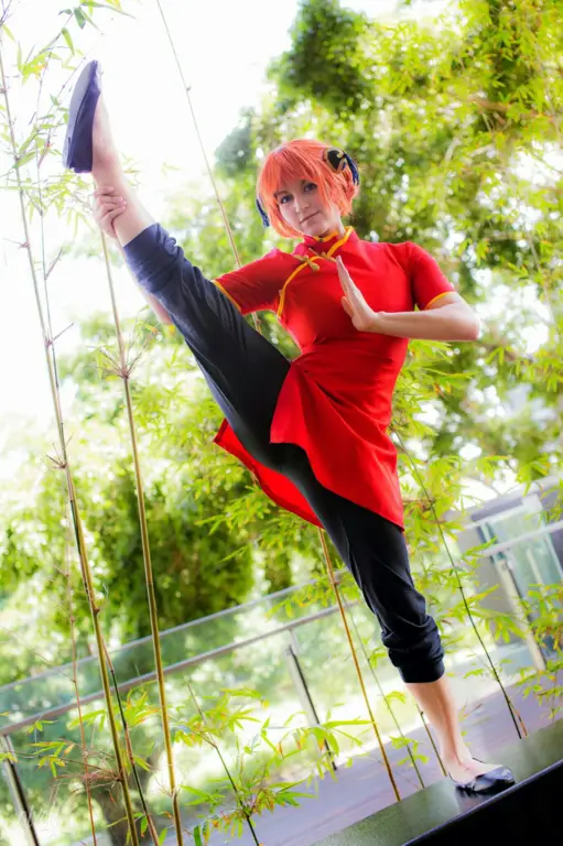 Foto cosplay Kagura yang elegan dan sesuai norma