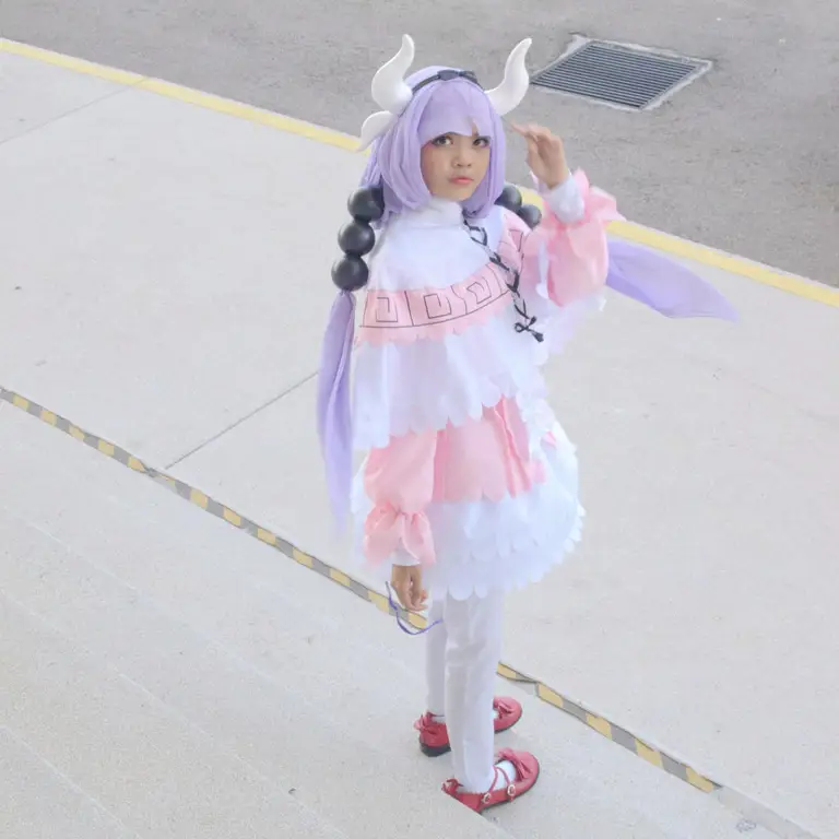 Seorang cosplayer yang memerankan Kanna Misaki