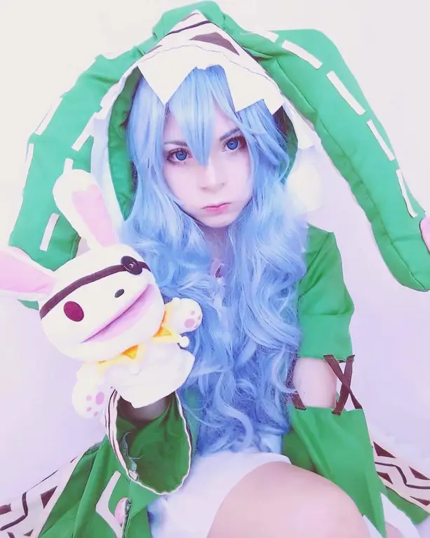 Foto seorang cosplayer yang memerankan Mai Yoshino