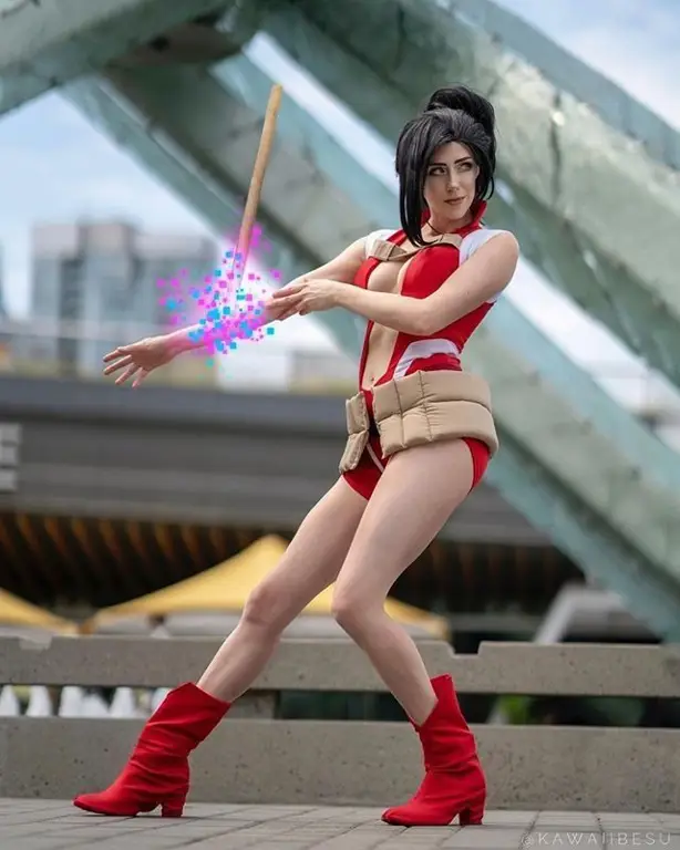 Foto cosplay Momo Yaoyorozu yang aman dan sesuai norma