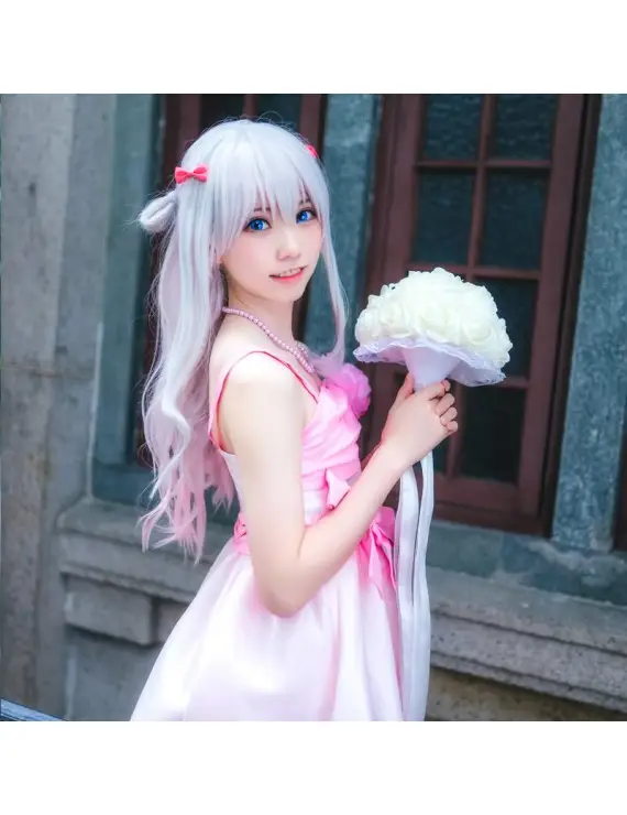 Foto cosplay Sagiri Izumi dengan kostum yang akurat dan detail.