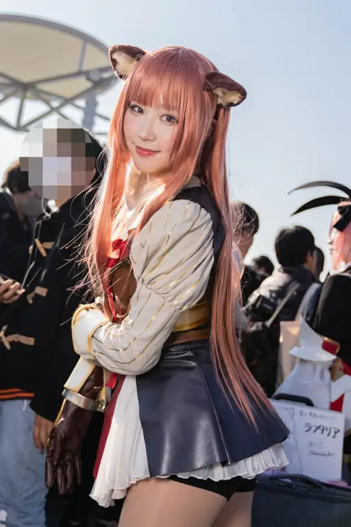 Foto seorang cosplayer dengan kostum anime