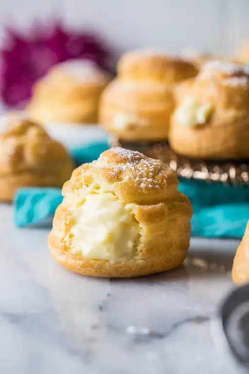 Creampuff yang lezat dengan berbagai macam topping