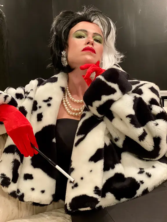 Adegan Cruella dengan anjing dalmatian-nya