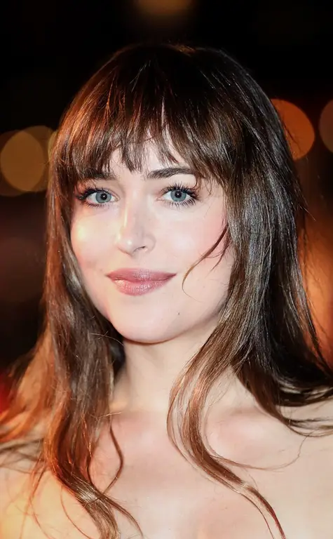 Foto Dakota Johnson di karpet merah