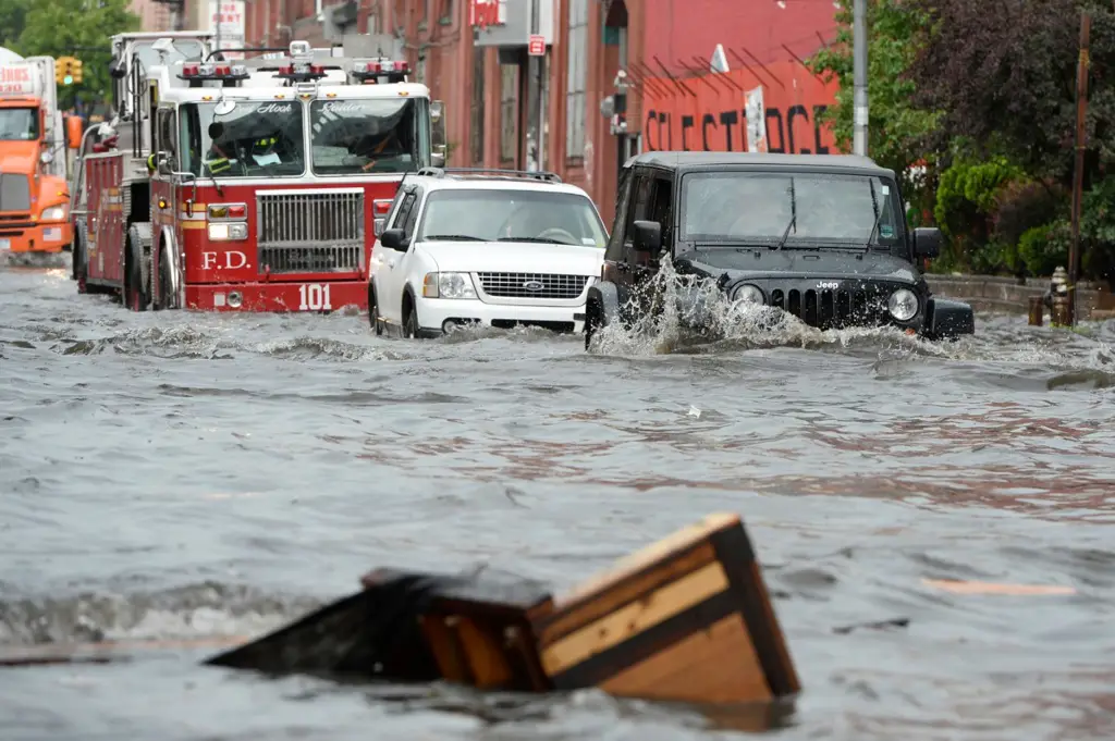 Jalanan yang terendam banjir