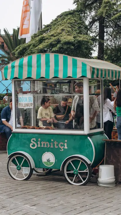 Pedagang jajanan keliling yang ramah dan sukses