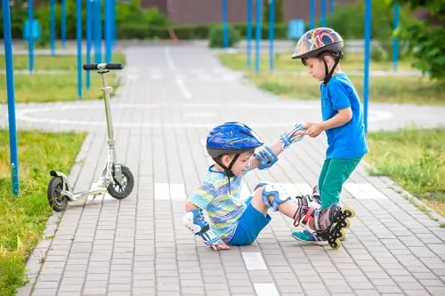 Gambar yang menunjukkan dukungan dan bantuan untuk anak-anak