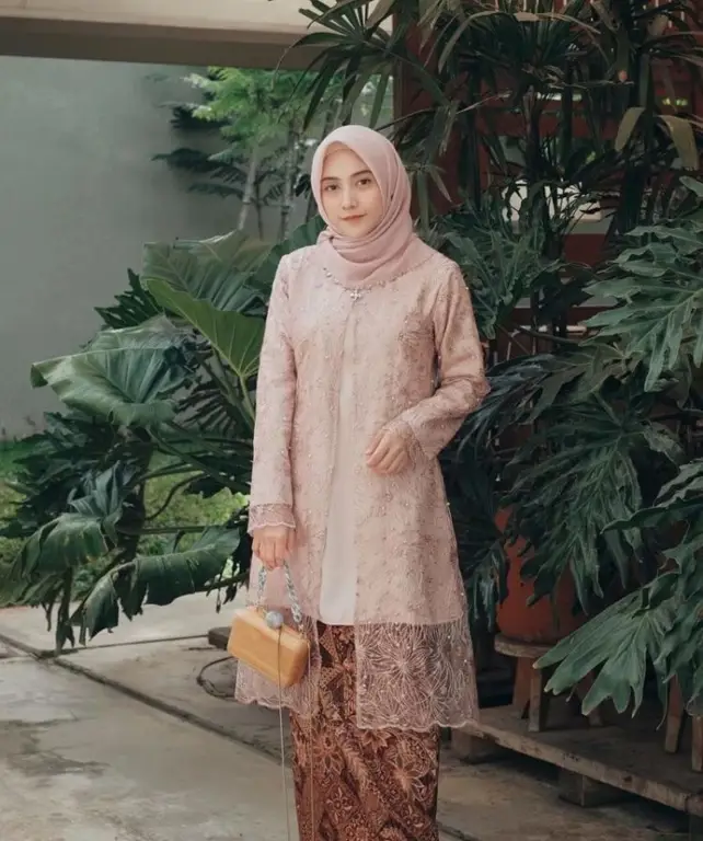 Gambar kebaya lamaran hijab modern dengan desain simple dan elegan