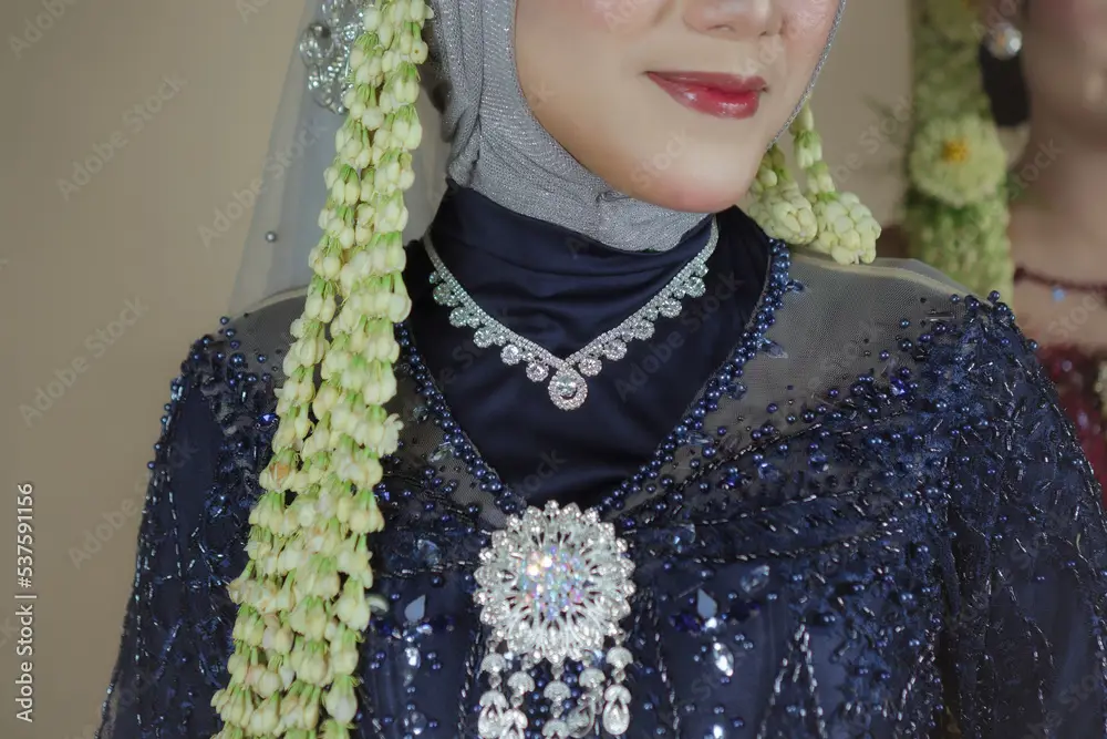 Detail cantik pada baju pengantin adat Jawa hijab modern