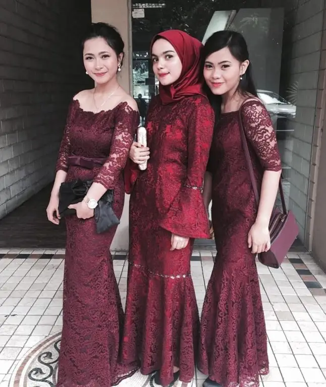 Detail kebaya wisuda merah maroon hijab