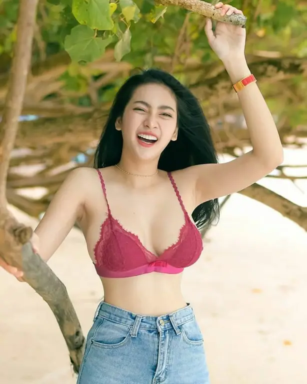 Potret dekat model Indo bikini