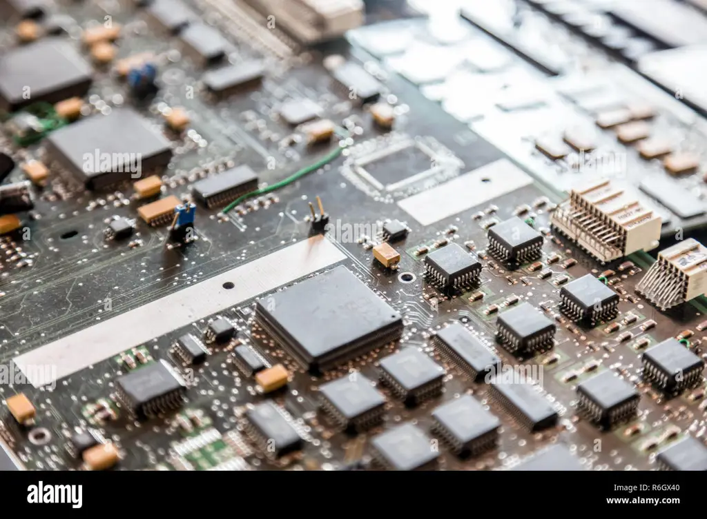 Close-up papan sirkuit elektronik yang kompleks