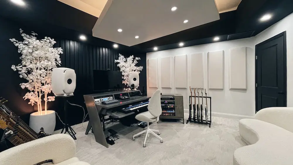 Studio musik Yu Shinod yang modern dan lengkap