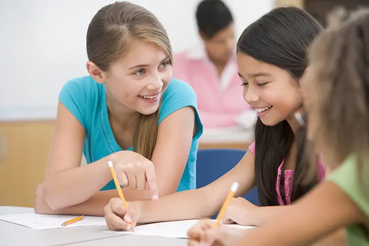 Gambar beberapa siswa SMP sedang berdiskusi mengerjakan soal matematika bersama-sama