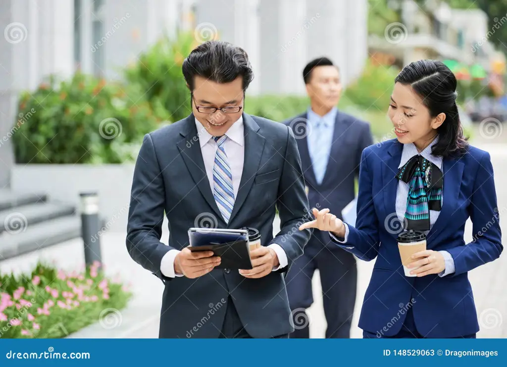 Gambar orang-orang berdiskusi online