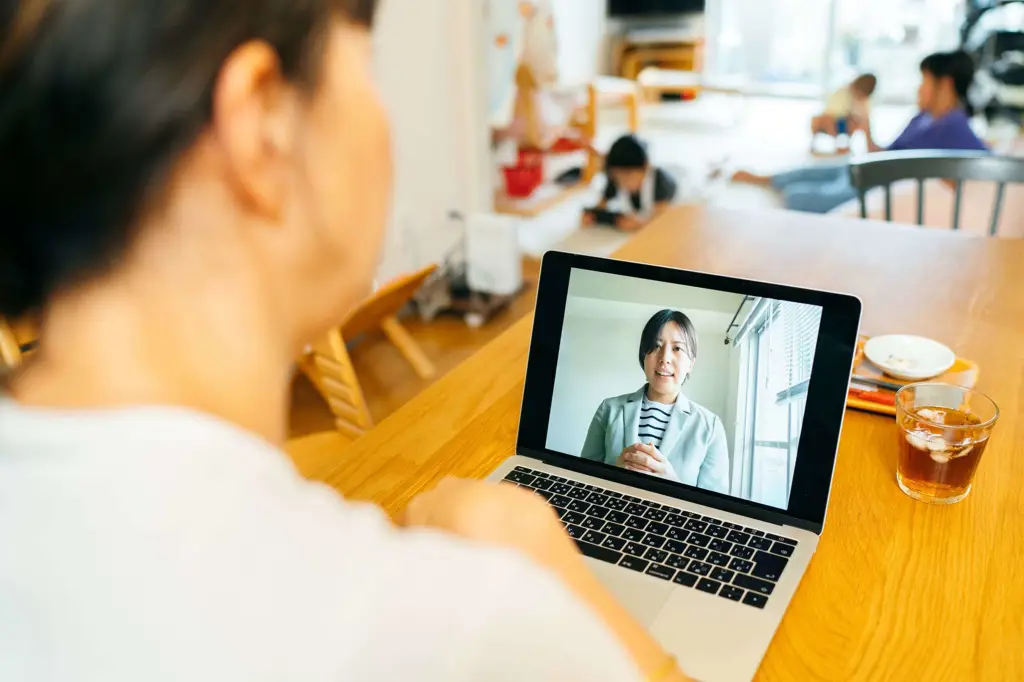 Gambar orang berdiskusi secara online