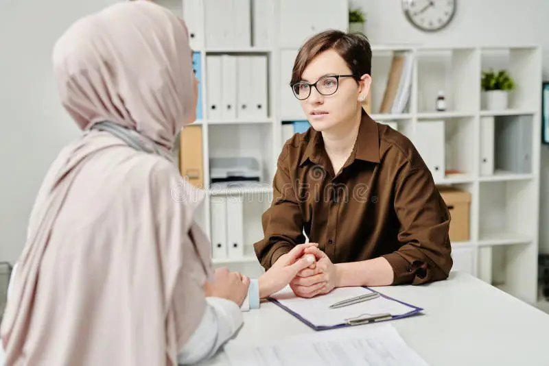 Foto dokter wanita berhijab sedang memeriksa pasien