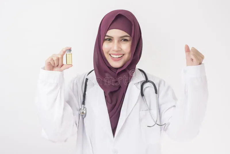 Dokter wanita berhijab yang cantik dan ramah melayani pasien.