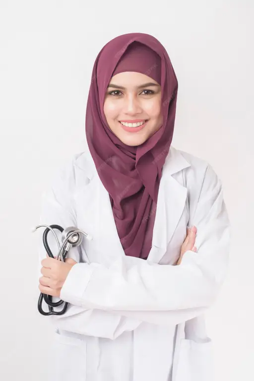 Foto seorang dokter wanita berhijab yang cantik dan ramah