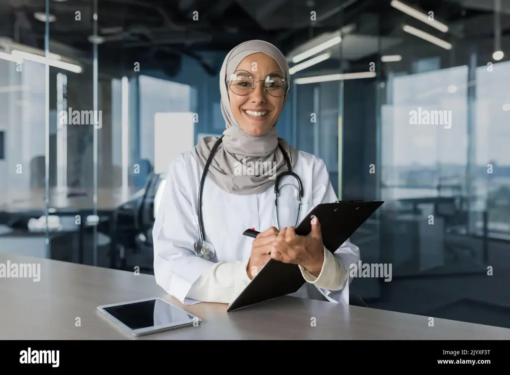 Foto seorang dokter wanita muslim mengenakan hijab syar'i