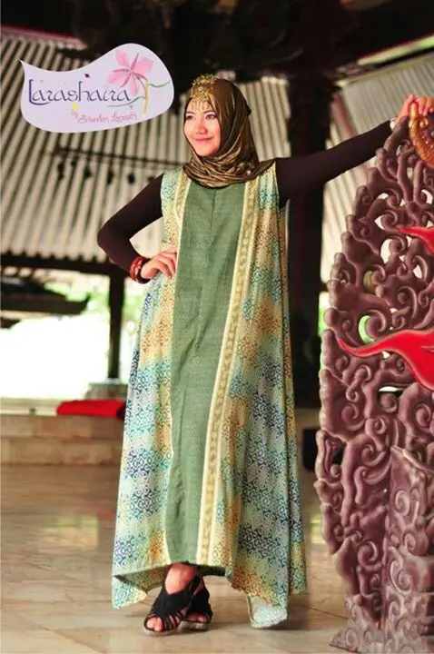 Berbagai model dress batik modern untuk wanita berhijab