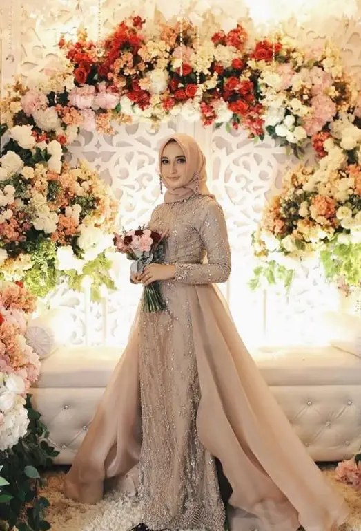 Contoh outfit kondangan simple hijab dengan dress