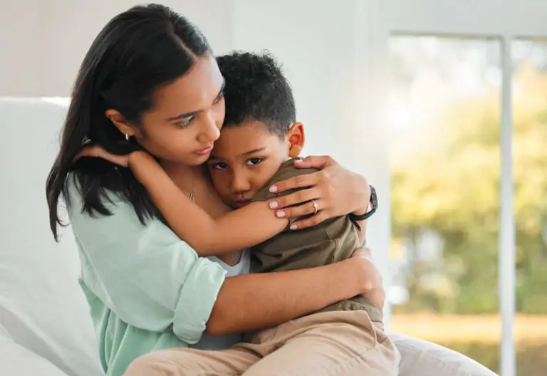 Gambar seorang ibu muda yang kuat mendukung anaknya