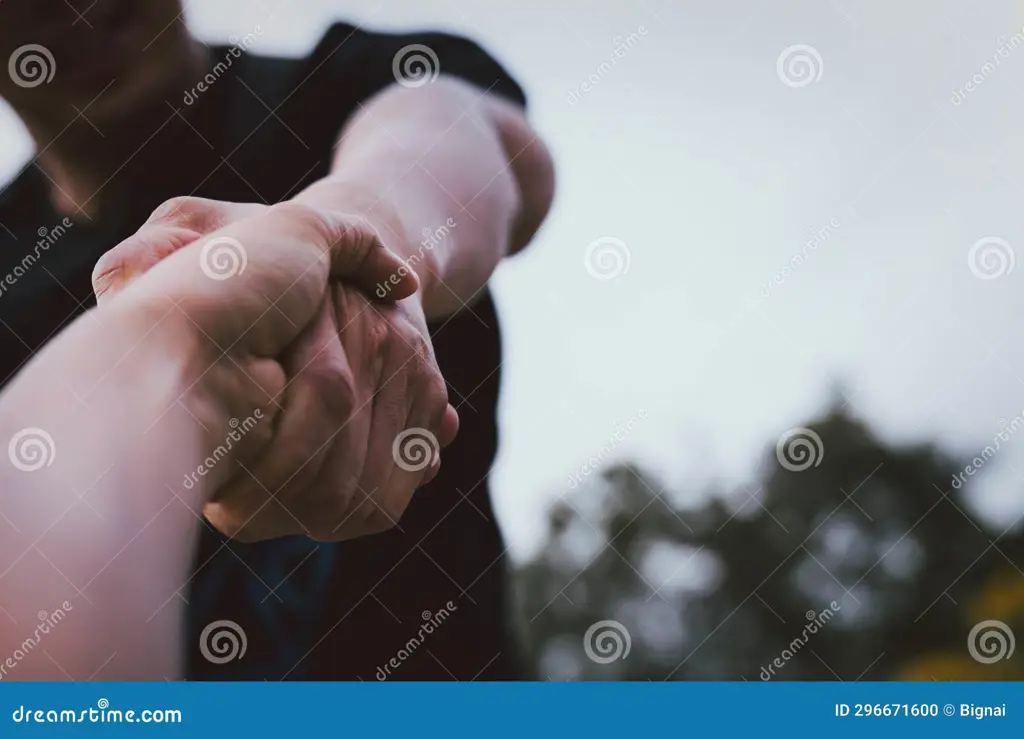 Gambar konsep dukungan dan bantuan dengan tangan yang mengulurkan bantuan