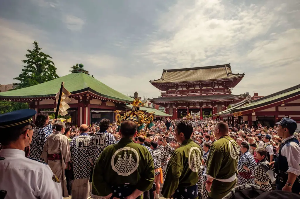 Gambar yang menampilkan berbagai aspek budaya Jepang, seperti kimono, taman Jepang, dan seni kaligrafi.