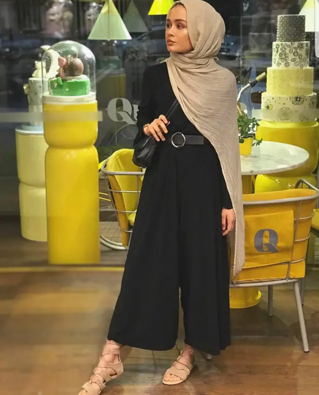 Berbagai Inspirasi OOTD Kaos Hitam Hijab