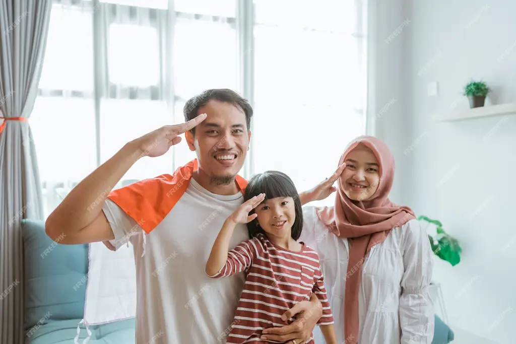 Keluarga Indonesia saling menunjukkan kasih sayang