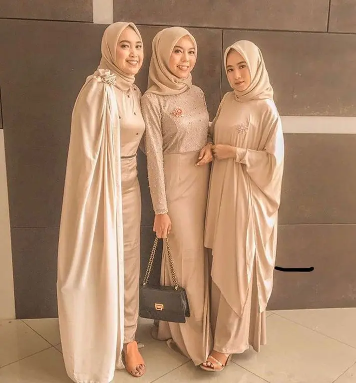 Baju Bridesmaid Hijab dengan Detail Lace