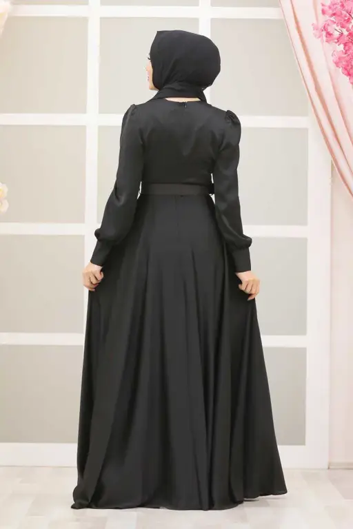 Contoh gaya formal dengan black dress hijab