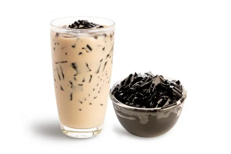 Segelas Es Cincau Susu dengan es batu