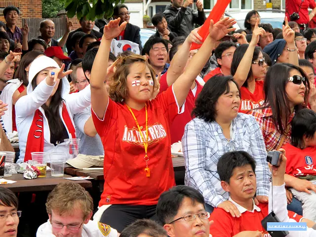 Gambar para penggemar sepak bola Korea yang sedang merayakan kemenangan