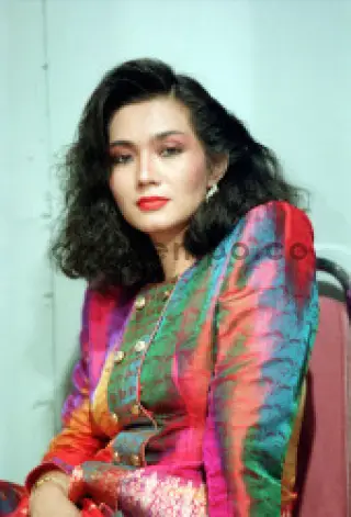 Foto Eva Arnaz dalam sebuah acara publik.