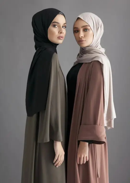 Gambar wanita berhijab dengan fashion modern