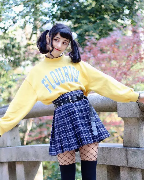 Foto yang menampilkan fashion Jepang yang imut dan stylish