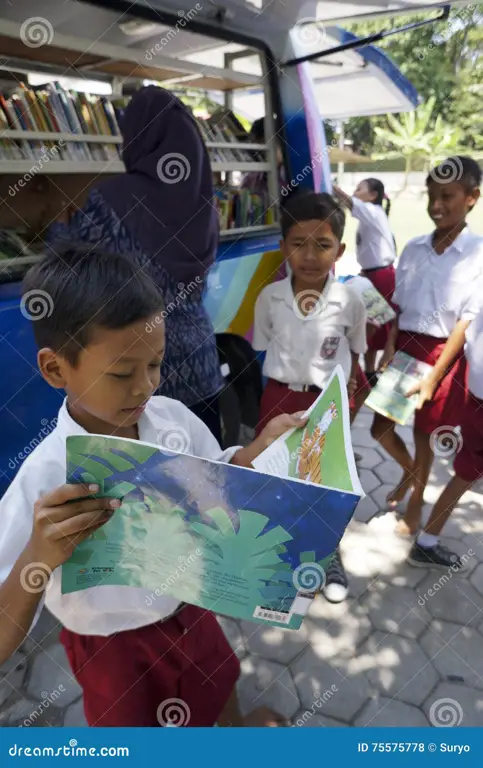 Perpustakaan SMP 14 yang lengkap dan nyaman