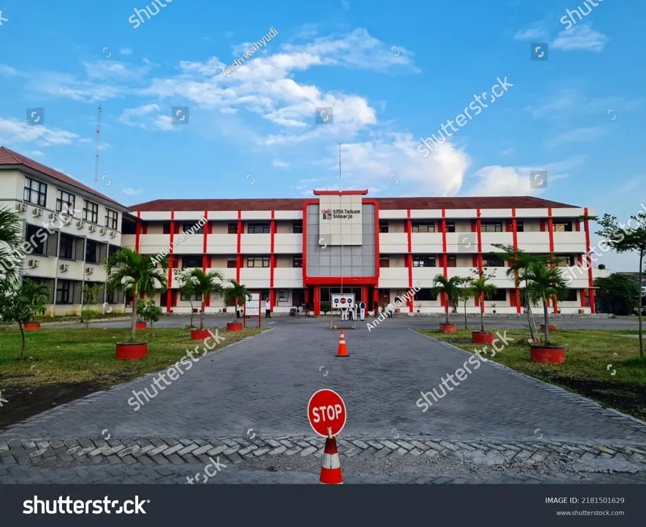 Gedung SMA Negeri yang megah