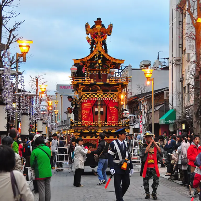 Festival tradisional Jepang yang meriah