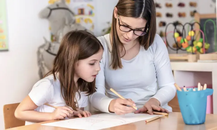 Gambar yang menampilkan figur panutan positif untuk anak-anak.