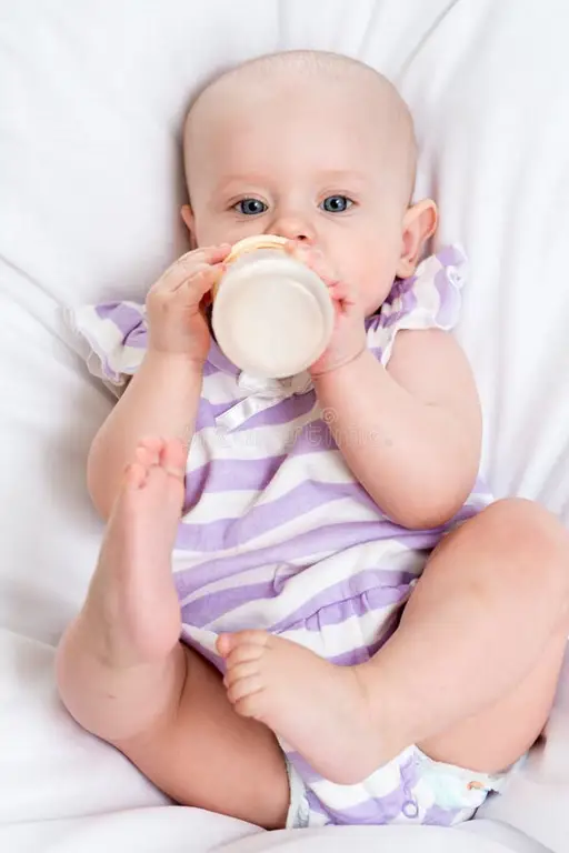 Bayi sedang minum susu